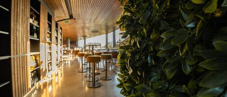 Een 70-inch ledtelevisie met kabelzenders, televisie en een open haard