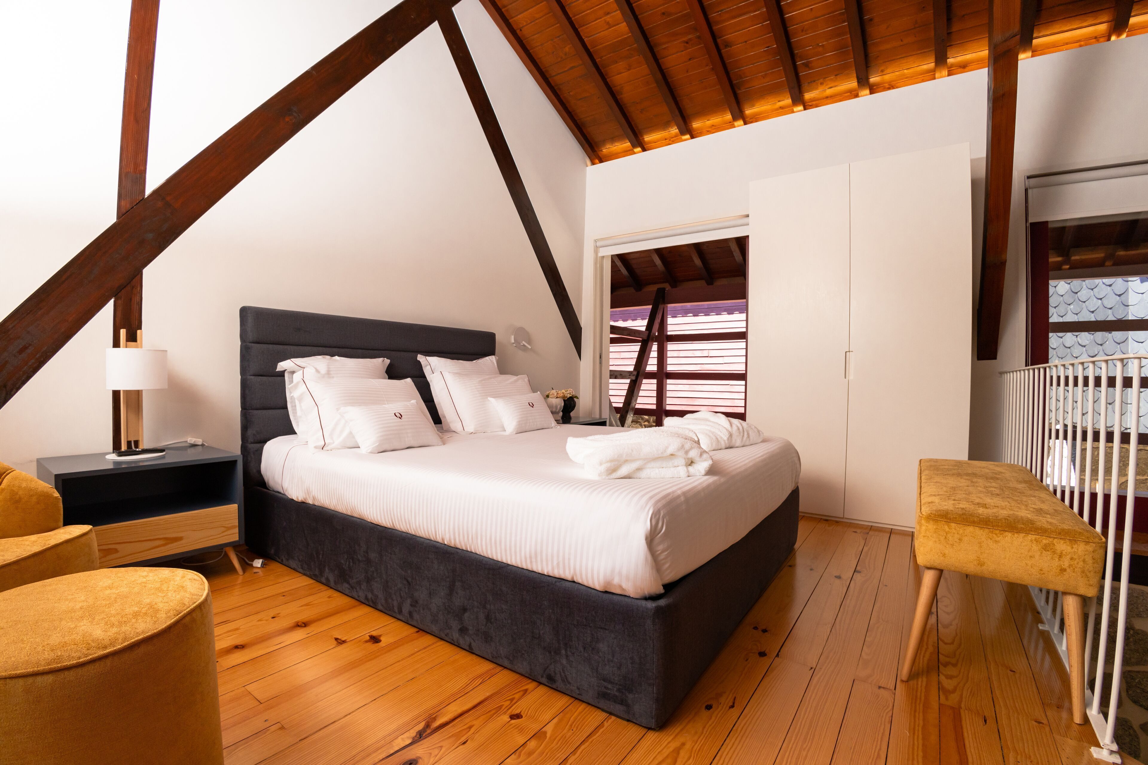 Egyptian cotton sheets, premium bedding, pillowtop beds, desk
