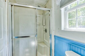 Bathtub, hair dryer, towels
