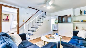 Smart TV, fireplace, books, streaming services