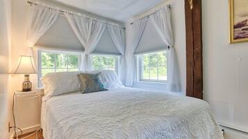 3 habitaciones, escritorio y tabla de planchar con plancha