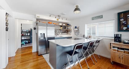 Dog-friendly coastal-themed home with a full kitchen & washer/dryer