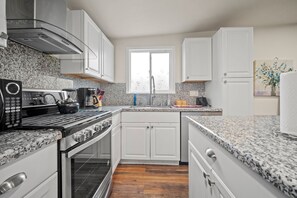 Fridge, microwave, oven, stovetop - Quaint trendy home just a stroll from the seas (Seaside)