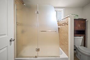 Combined shower/bathtub, hair dryer, towels, soap