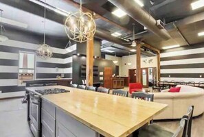 Dining - Delightful and unique river front apartment (St. Louis)