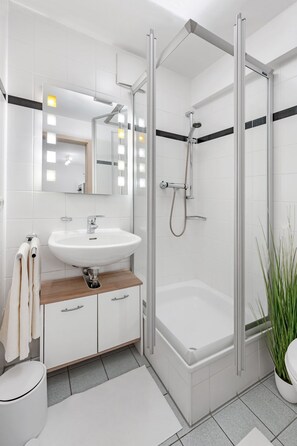 Dusche, Haartrockner, Handtücher, Seife