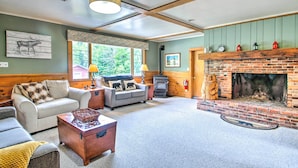 A cozy living room with a fireplace, a sofa, a coffee table, and a lamp. - Beautiful Carriage House in Downtown Jackson! (Jackson)