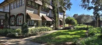 Cute Beach House half a block from the beach 🏝