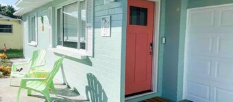 Cute Beach House half a block from the beach 🏝