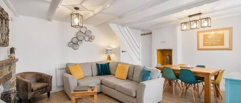 Televisie, een open haard en een kantoor