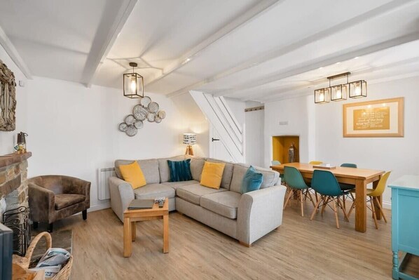 تلفزيون، مدفأة، مكتب