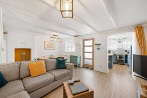 TV, fireplace, offices - Beautiful Cottage Minutes from Mevagissey Harbour (Saint Austell)