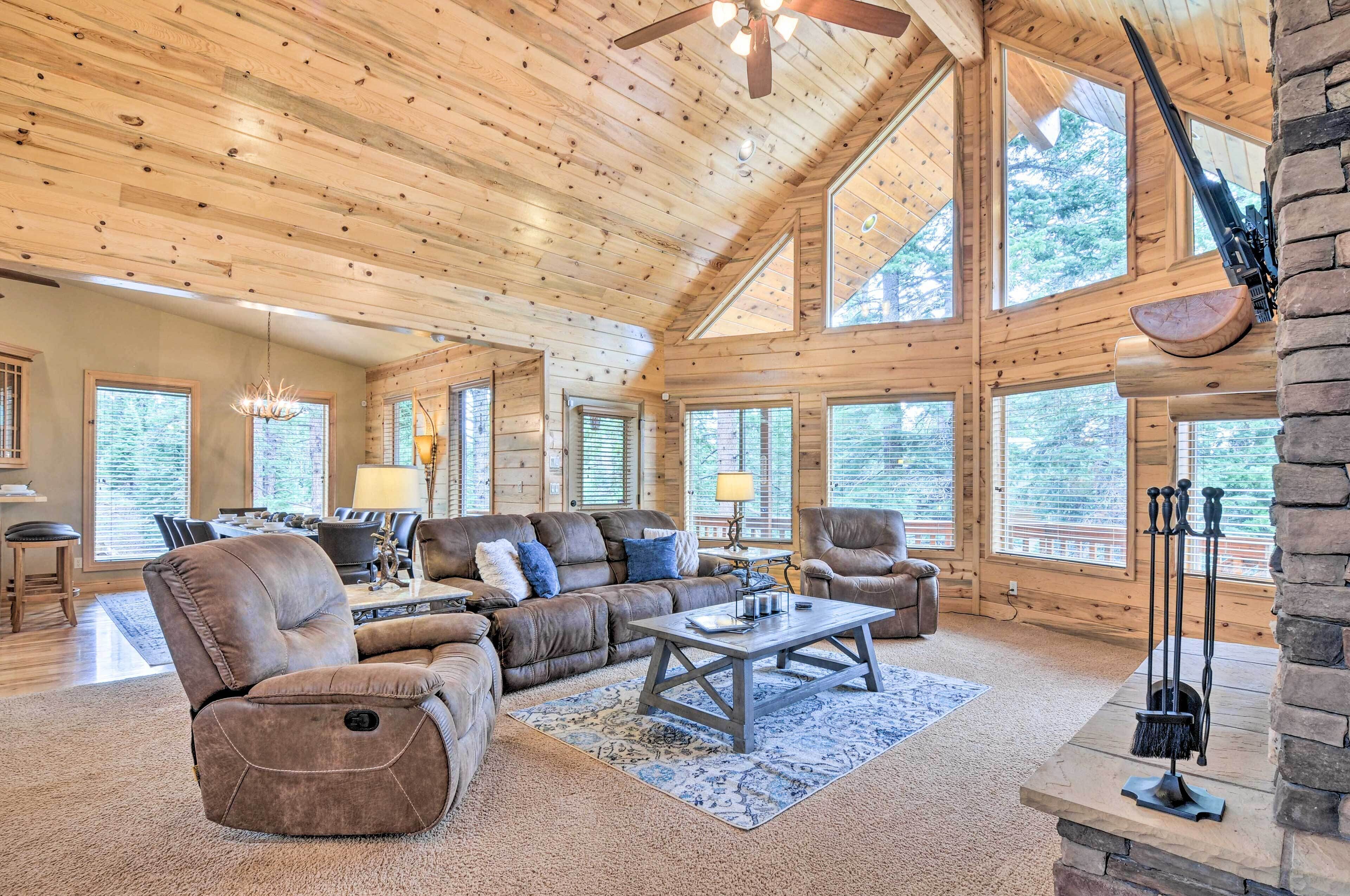 All-Encompassing Cabin w/ Fire Pit & Kayaks!