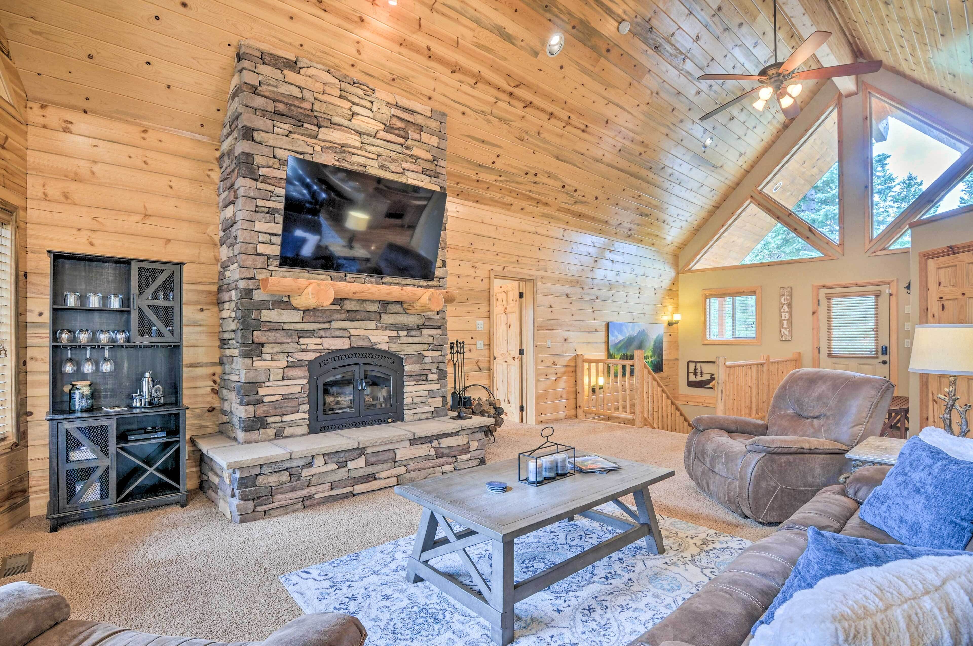 All-Encompassing Cabin w/ Fire Pit & Kayaks!
