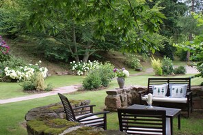 Property grounds - La Haute Grange "Le Châtaignier" spacious gîte for 4, garden and beautiful views. (Fréland)