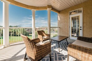 Terrace/patio - Riverside Twin `A` | Balcony | King Bed | Spacious (Fairmont Hot Springs)