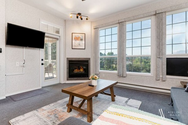 Smart TV, fireplace - Riverside Twin `A` | Balcony | King Bed | Spacious (Fairmont Hot Springs)