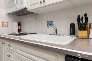 Réfrigérateur, micro-ondes, plaque de cuisson, lave-vaisselle