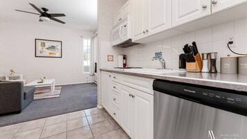 KylskÄp, mikrovÄgsugn, spishÀll och diskmaskin