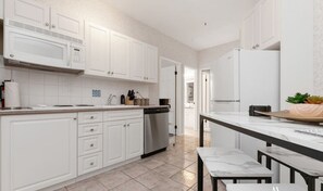Réfrigérateur, micro-ondes, plaque de cuisson, lave-vaisselle