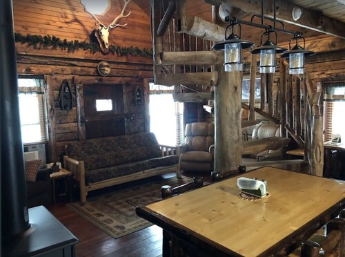 Cozy Cabin located in the heart of the Black Hills, but close to Deadwood & Lead