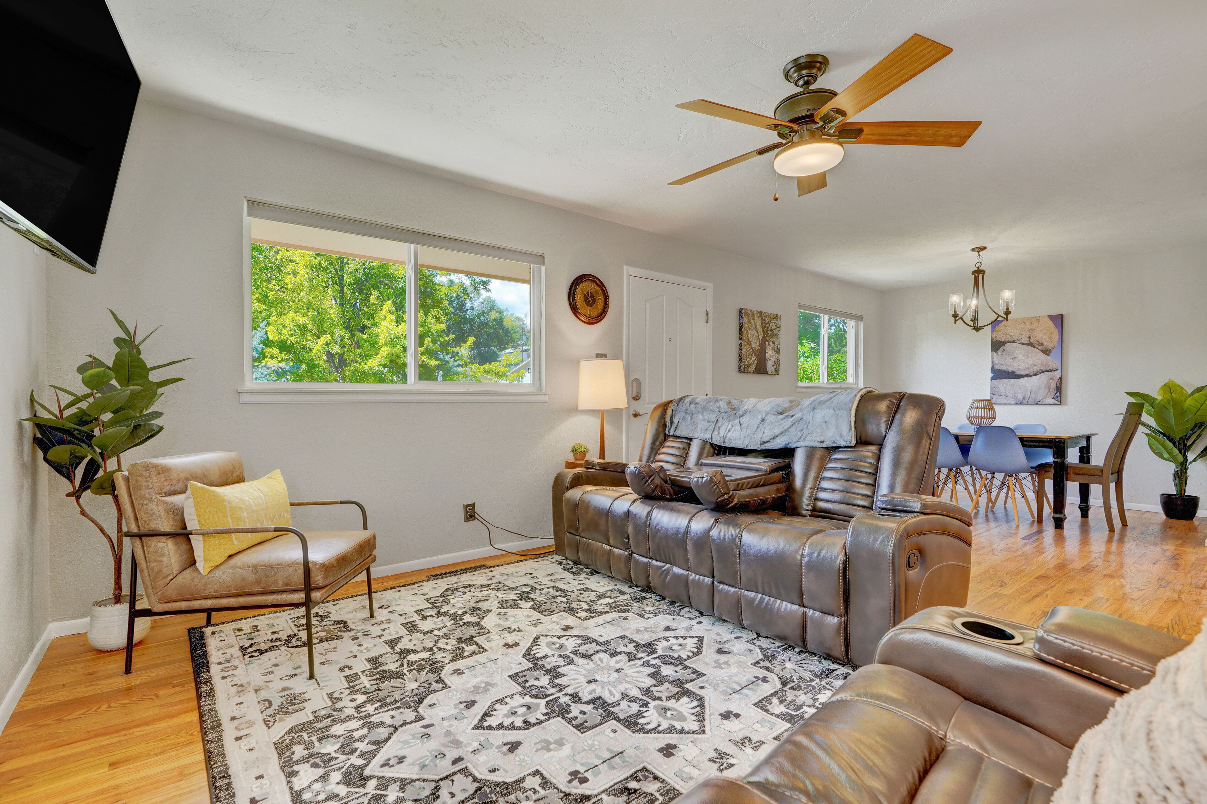 Comfortable Family Home with hot tub! sleeps 8