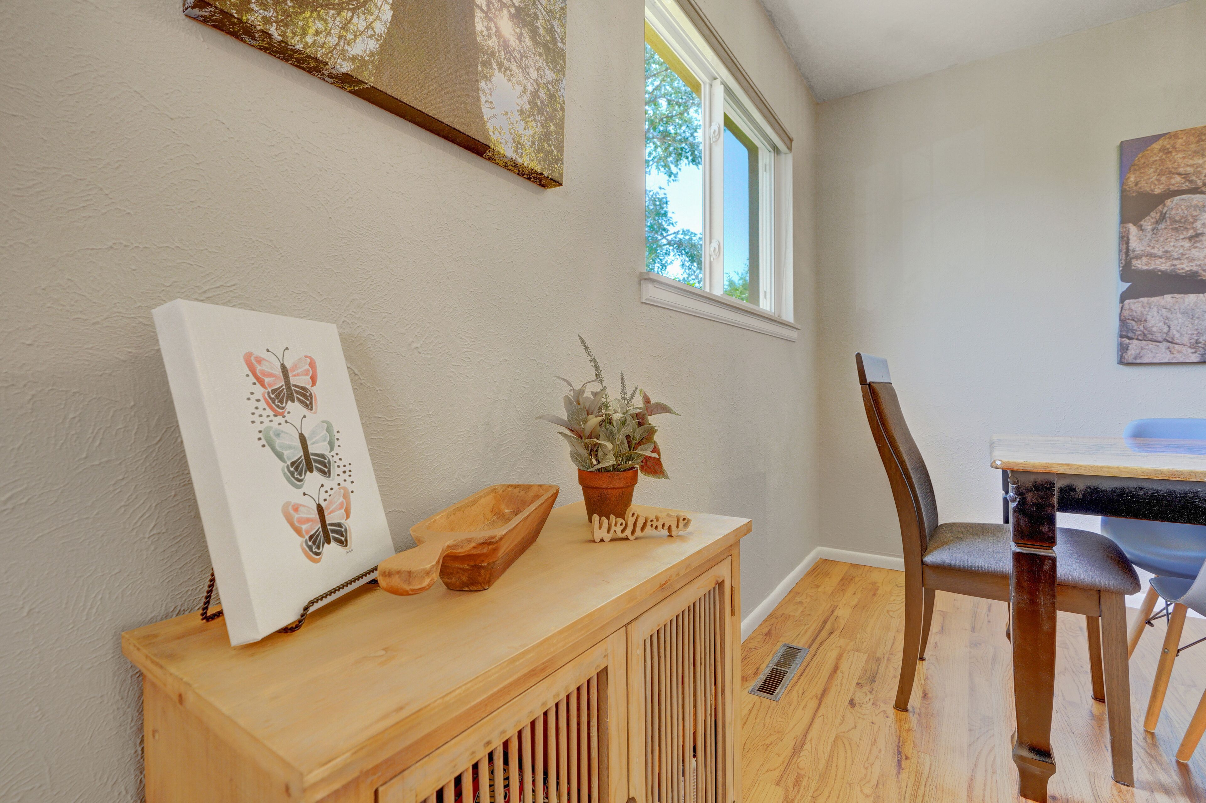 Comfortable Family Home with hot tub! sleeps 8