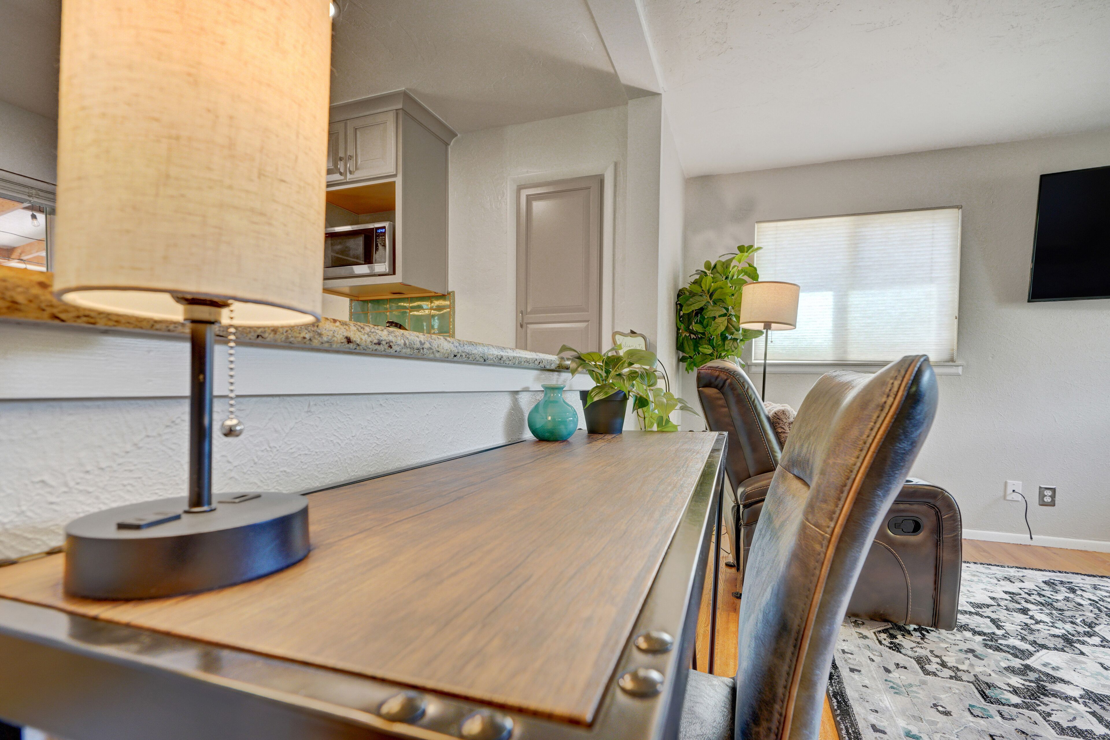 Comfortable Family Home with hot tub! sleeps 8