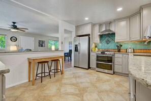 冰箱、微波炉、烤箱、炉灶