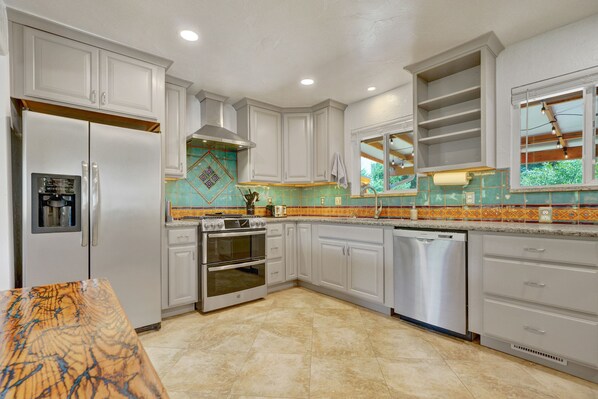 冰箱、微波炉、烤箱、炉灶