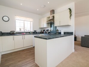 Fridge, dishwasher, electric kettle, toaster - 1 Marsh Gardens (Minehead)