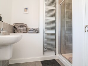 Shower, hair dryer - 1 Marsh Gardens (Minehead)