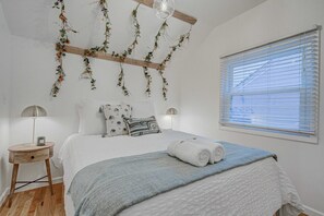 3 bedrooms, desk, iron/ironing board, travel cot