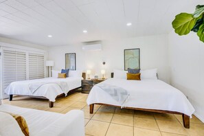 5 habitaciones, escritorio y tabla de planchar con plancha 