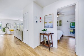 5 عدّة غرف نوم ومكتب ومكواة/لوح كي وسرير سفر