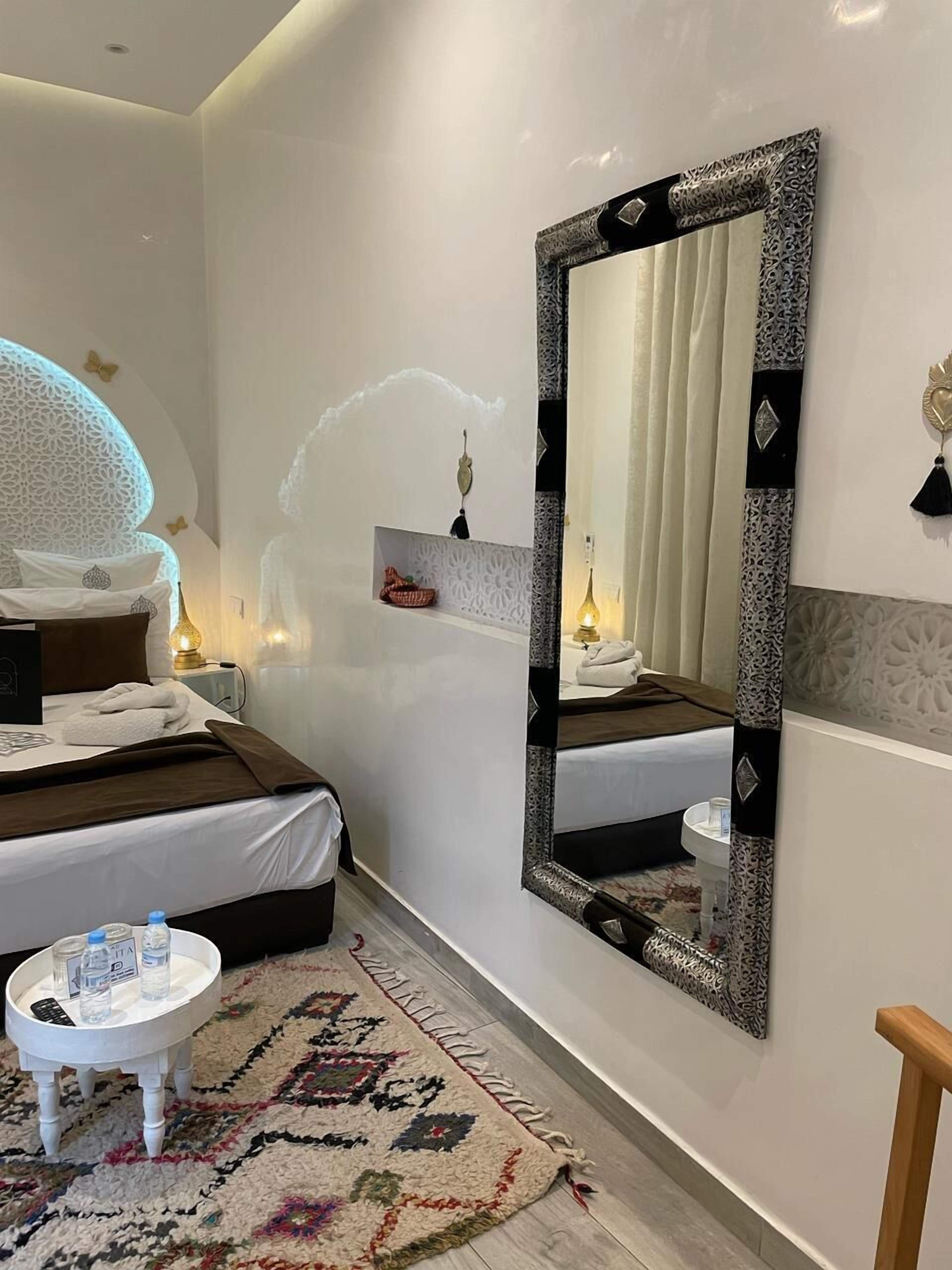 أغطية فراش متميزة وخزنة داخل الغرفة وواي فاي مجانًا وملاءات أسرّة