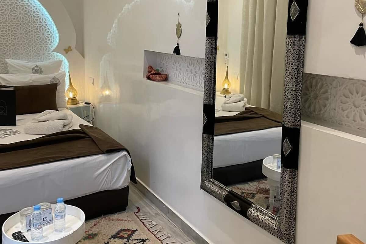 أغطية فراش متميزة وخزنة داخل الغرفة وواي فاي مجانًا وملاءات أسرّة