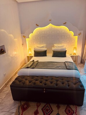 أغطية فراش متميزة وخزنة داخل الغرفة وواي فاي مجانًا وملاءات أسرّة