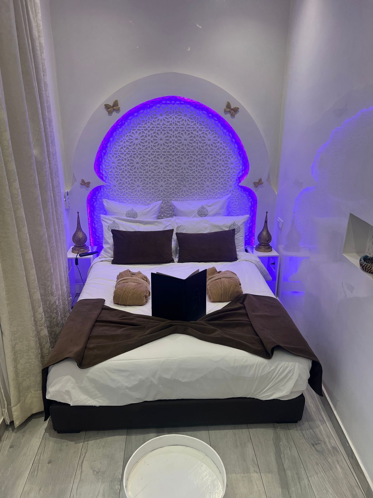 غرفة مزدوجة عادية - سرير مزدوج | أغطية فراش متميزة وخزنة داخل الغرفة وواي فاي مجانًا وملاءات أسرّة