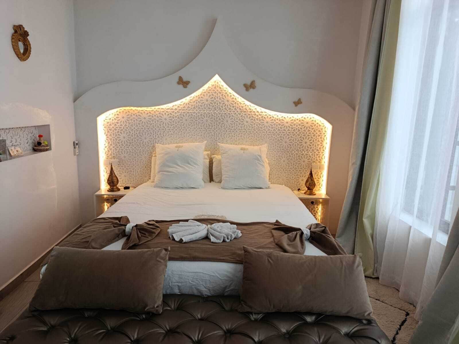 غرفة سوبيريور مزدوجة | أغطية فراش متميزة وخزنة داخل الغرفة وواي فاي مجانًا وملاءات أسرّة