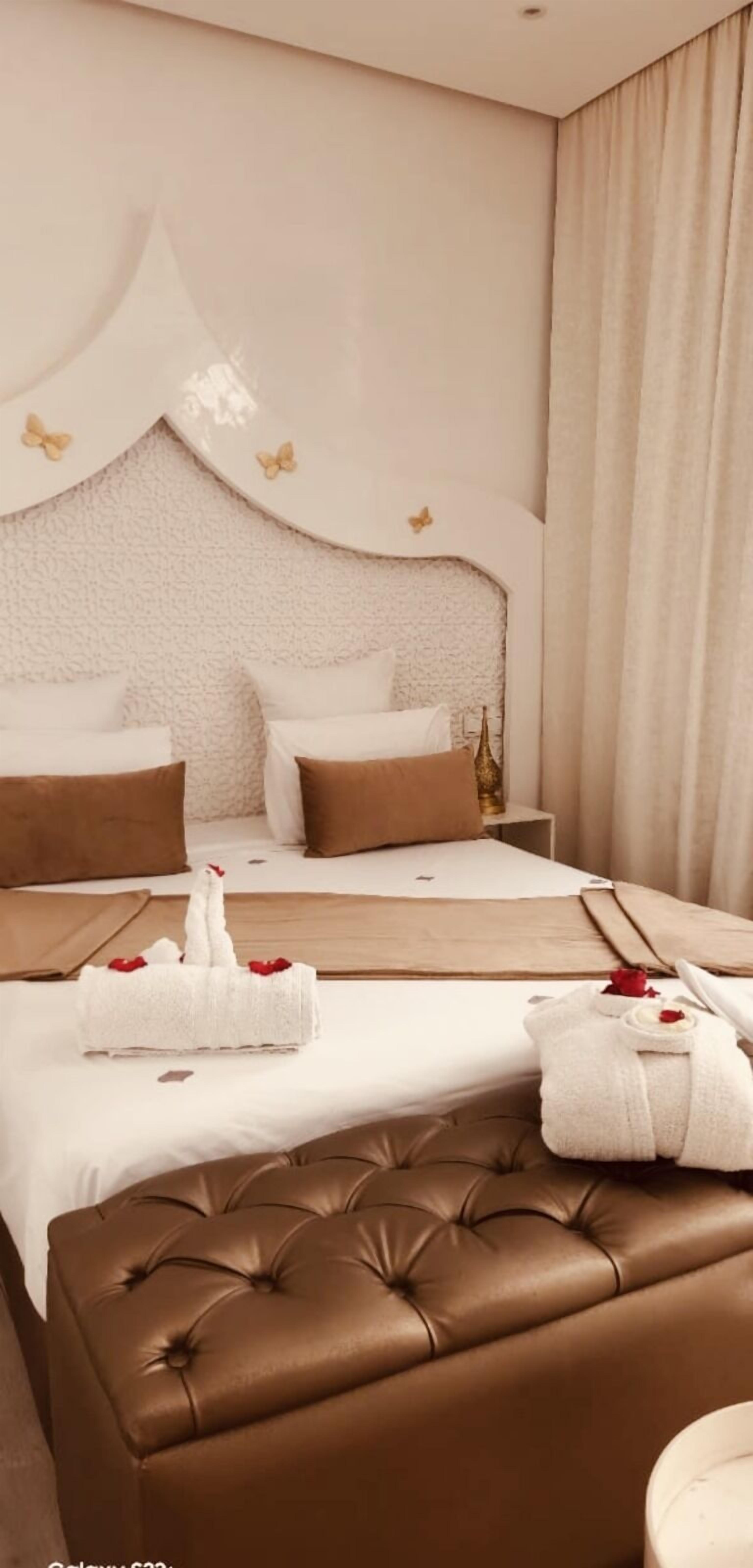 أغطية فراش متميزة وخزنة داخل الغرفة وواي فاي مجانًا وملاءات أسرّة