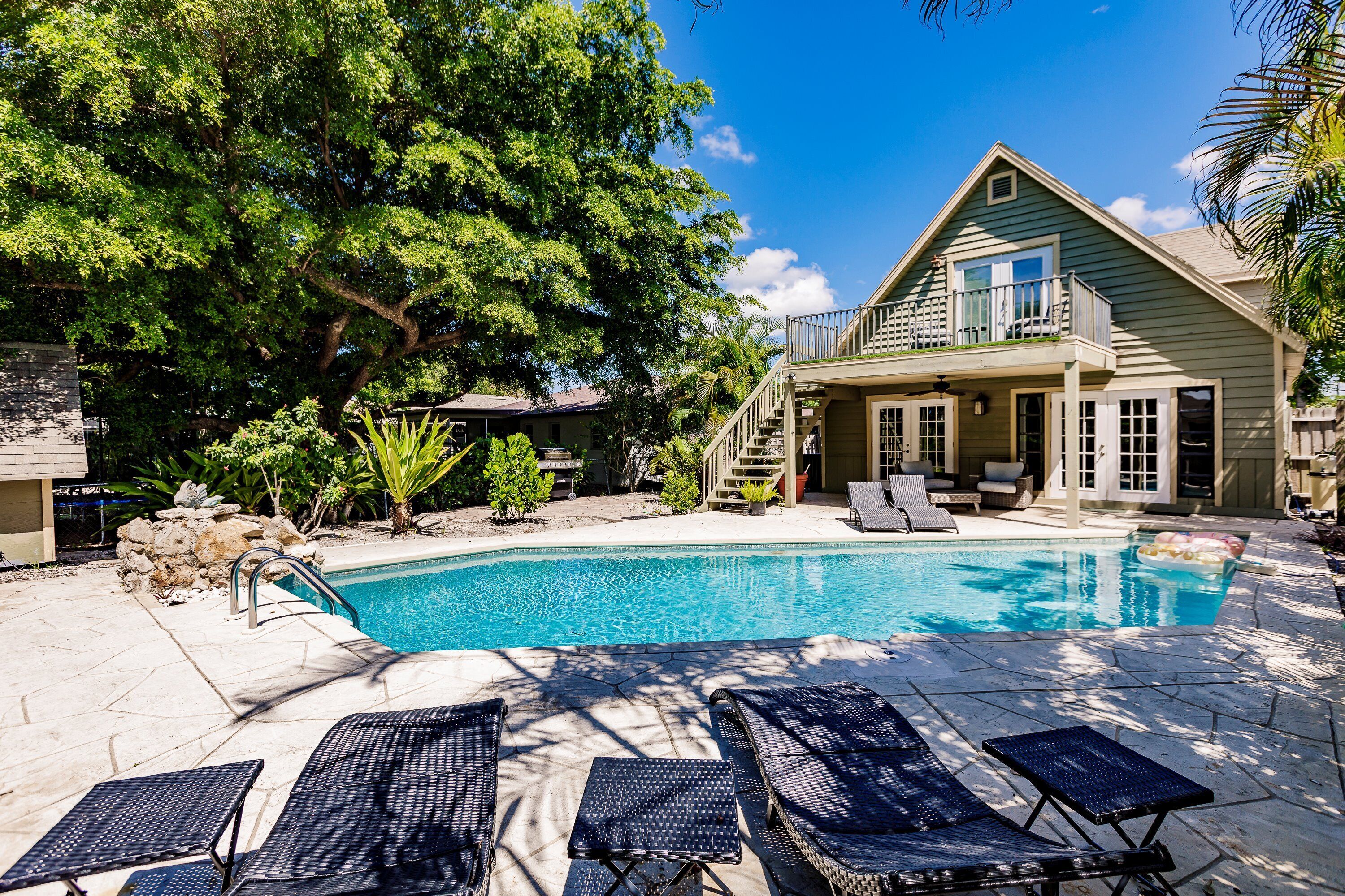 Sleeps 14- Resort Style Pool- Balcony- Two Stories- 4 Bedrooms- 2 Bathrooms