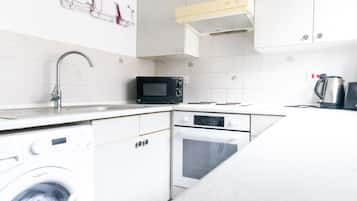 House, 2 Queen Beds | Private kitchen | Fridge, microwave, oven, stovetop