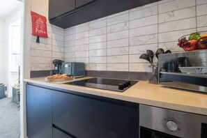 Frigorífico, microondas, horno y placa de cocina