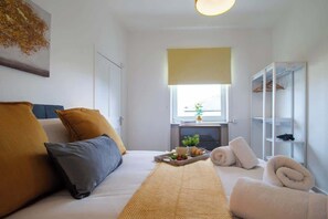 3 bedrooms, iron/ironing board, free WiFi, bed sheets - Bella House| Fresh 3 Bed Apt in Glasgow | Sleeps 5 (Glasgow City)