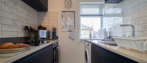 Jääkaappi, mikroaaltouuni, uuni, liesi