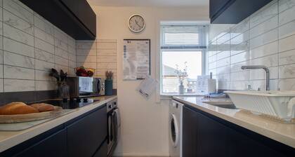 Bright and Stylish 3-Bed Flat in Glasgow