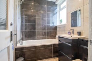 Hair dryer, towels - Bright and Stylish 3-Bed Flat in Glasgow (Glasgow City)