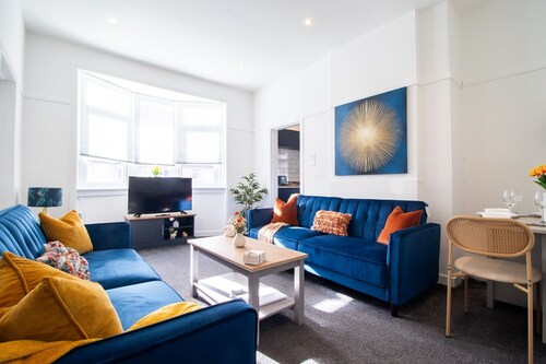 Bright and Stylish 3-Bed Flat in Glasgow