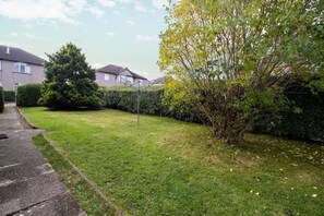 Property grounds - Bella House| Fresh 3 Bed Apt in Glasgow | Sleeps 5 (Glasgow City)